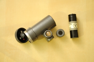Mostrando la bombilla, la cubierta con el filtro infrarrojo desmontada, la tapa del compartimeto de la batería y una pila tipo R12/A336